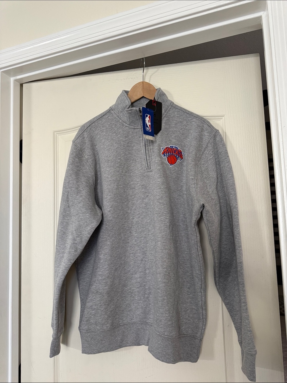 NEW Men's New York Knicks Antigua Heather Gray Subtle Quarter-Zip Sweatshirt